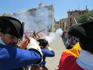 Girona resisteix! Jornades de recreaci&oacute; hist&ograve;rica de la Guerra de Successi&oacute;. Escaramussa al Pont de Pedra