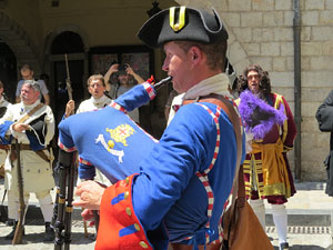 Girona resisteix! Jornades de recreaci&oacute; hist&ograve;rica de la Guerra de Successi&oacute;. Presentaci&oacute; dels grups i jura de bandera