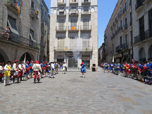 Girona resisteix! Jornades de recreaci&oacute; hist&ograve;rica de la Guerra de Successi&oacute;. Presentaci&oacute; dels grups i jura de bandera