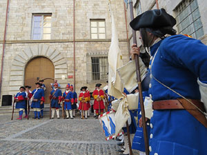 Girona resisteix! Jornades de recreaci&oacute; hist&ograve;rica de la Guerra de Successi&oacute;. Presentaci&oacute; de l'esdeveniment a la pla&ccedil;a de la Catedral