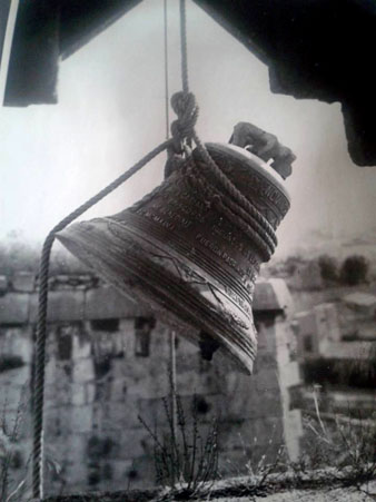 Col&middot;locaci&oacute; de les cinc campanes actuals, bene&iuml;des el 1946