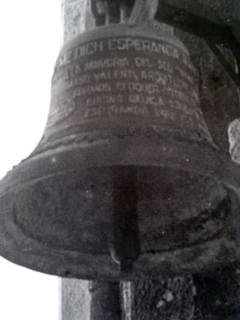 Col&middot;locaci&oacute; de la campana Esperan&ccedil;a Rafaela Camila, bene&iuml;da el 1946. Donada per Esperan&ccedil;a Bru a la mem&ograve;ria del seu difunt marit, Rafel Mas&oacute;