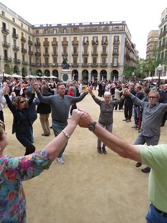 Sardanes a la pla&ccedil;a de la Independ&egrave;ncia