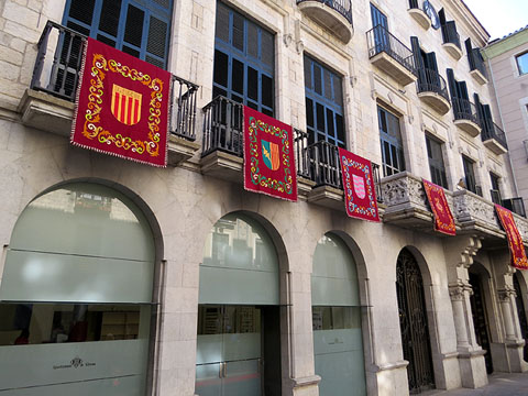 La fa&ccedil;ana de l'Ajuntament, amb el domassos dels antics pobles, avui annexionats a Girona, de Santa Eug&egrave;nia de Ter, Sant Daniel i Palau-sacosta