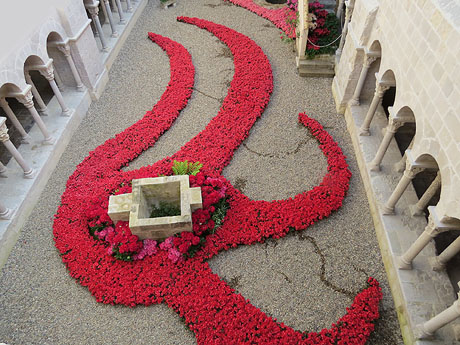 Temps de Flors 2015. Monestir de Sant Daniel. Decoraci&oacute; floral del claustre