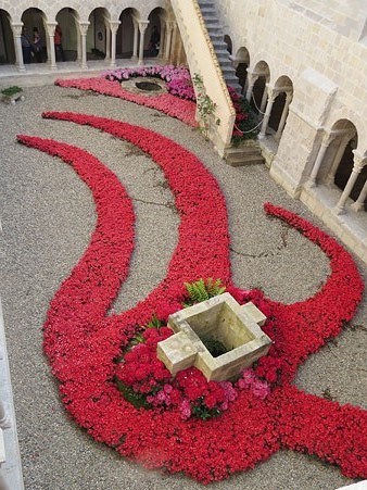 La decoraci&oacute; floral, des del claustre superior