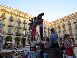 Und&agrave;rius, festival d'estiu de Girona de cultura popular i tradicional. Assajos dels Marrecs de Salt a la pla&ccedil;a Independ&egrave;ncia