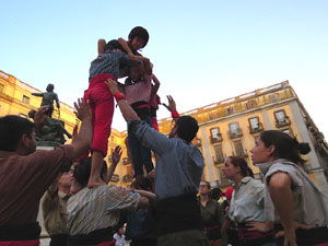 Und&agrave;rius, festival d'estiu de Girona de cultura popular i tradicional. Assajos dels Marrecs de Salt a la pla&ccedil;a Independ&egrave;ncia