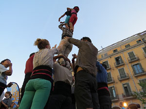 Und&agrave;rius, festival d'estiu de Girona de cultura popular i tradicional. Assajos dels Marrecs de Salt a la pla&ccedil;a Independ&egrave;ncia