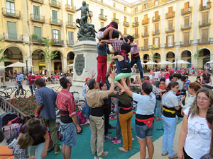 Und&agrave;rius, festival d'estiu de Girona de cultura popular i tradicional. Assajos dels Marrecs de Salt a la pla&ccedil;a Independ&egrave;ncia