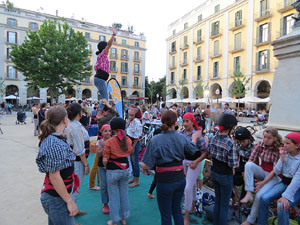 Und&agrave;rius, festival d'estiu de Girona de cultura popular i tradicional. Assajos dels Marrecs de Salt a la pla&ccedil;a Independ&egrave;ncia