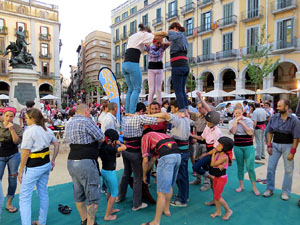 Und&agrave;rius, festival d'estiu de Girona de cultura popular i tradicional. Assajos dels Marrecs de Salt a la pla&ccedil;a Independ&egrave;ncia
