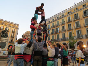Und&agrave;rius, festival d'estiu de Girona de cultura popular i tradicional. Assajos dels Marrecs de Salt a la pla&ccedil;a Independ&egrave;ncia