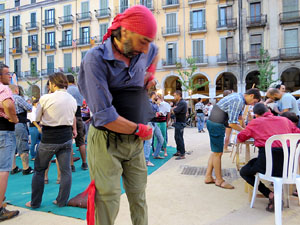 Und&agrave;rius, festival d'estiu de Girona de cultura popular i tradicional. Assajos dels Marrecs de Salt a la pla&ccedil;a Independ&egrave;ncia