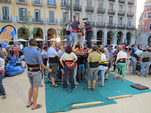 Und&agrave;rius, festival d'estiu de Girona de cultura popular i tradicional. Assajos dels Marrecs de Salt a la pla&ccedil;a Independ&egrave;ncia