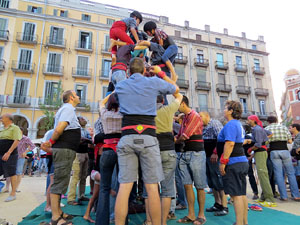 Und&agrave;rius, festival d'estiu de Girona de cultura popular i tradicional. Assajos dels Marrecs de Salt a la pla&ccedil;a Independ&egrave;ncia
