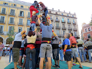Und&agrave;rius, festival d'estiu de Girona de cultura popular i tradicional. Assajos dels Marrecs de Salt a la pla&ccedil;a Independ&egrave;ncia