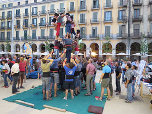 Und&agrave;rius, festival d'estiu de Girona de cultura popular i tradicional. Assajos dels Marrecs de Salt a la pla&ccedil;a Independ&egrave;ncia