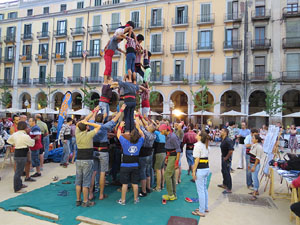 Und&agrave;rius, festival d'estiu de Girona de cultura popular i tradicional. Assajos dels Marrecs de Salt a la pla&ccedil;a Independ&egrave;ncia