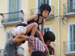 Und&agrave;rius, festival d'estiu de Girona de cultura popular i tradicional. Assajos dels Marrecs de Salt a la pla&ccedil;a Independ&egrave;ncia