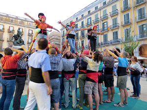 Und&agrave;rius, festival d'estiu de Girona de cultura popular i tradicional. Assajos dels Marrecs de Salt a la pla&ccedil;a Independ&egrave;ncia