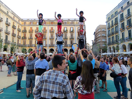 Und&agrave;rius, festival d'estiu de Girona de cultura popular i tradicional. Assajos dels Marrecs de Salt a la pla&ccedil;a Independ&egrave;ncia