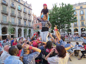 Und&agrave;rius, festival d'estiu de Girona de cultura popular i tradicional. Assajos dels Marrecs de Salt a la pla&ccedil;a Independ&egrave;ncia