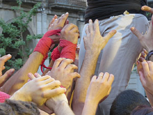 Und&agrave;rius, festival d'estiu de Girona de cultura popular i tradicional. Assajos dels Marrecs de Salt a la pla&ccedil;a Independ&egrave;ncia