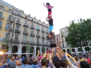 Und&agrave;rius, festival d'estiu de Girona de cultura popular i tradicional. Assajos dels Marrecs de Salt a la pla&ccedil;a Independ&egrave;ncia