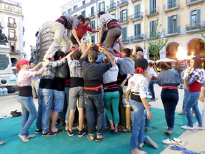 Und&agrave;rius, festival d'estiu de Girona de cultura popular i tradicional. Assajos dels Marrecs de Salt a la pla&ccedil;a Independ&egrave;ncia