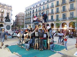 Und&agrave;rius, festival d'estiu de Girona de cultura popular i tradicional. Assajos dels Marrecs de Salt a la pla&ccedil;a Independ&egrave;ncia