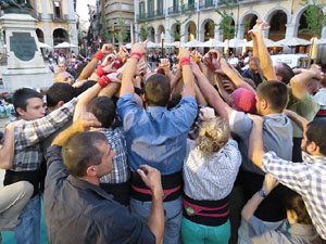 Und&agrave;rius, festival d'estiu de Girona de cultura popular i tradicional. Assajos dels Marrecs de Salt a la pla&ccedil;a Independ&egrave;ncia