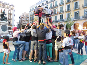 Und&agrave;rius, festival d'estiu de Girona de cultura popular i tradicional. Assajos dels Marrecs de Salt a la pla&ccedil;a Independ&egrave;ncia