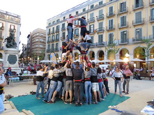 Und&agrave;rius, festival d'estiu de Girona de cultura popular i tradicional. Assajos dels Marrecs de Salt a la pla&ccedil;a Independ&egrave;ncia
