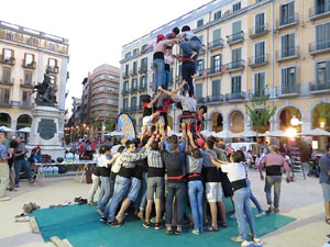 Und&agrave;rius, festival d'estiu de Girona de cultura popular i tradicional. Assajos dels Marrecs de Salt a la pla&ccedil;a Independ&egrave;ncia