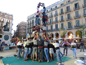 Und&agrave;rius, festival d'estiu de Girona de cultura popular i tradicional. Assajos dels Marrecs de Salt a la pla&ccedil;a Independ&egrave;ncia