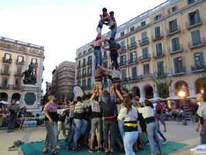 Und&agrave;rius, festival d'estiu de Girona de cultura popular i tradicional. Assajos dels Marrecs de Salt a la pla&ccedil;a Independ&egrave;ncia