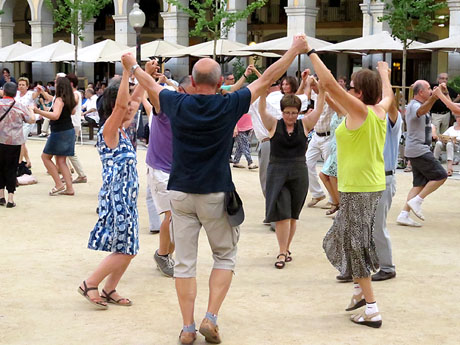 Und&agrave;rius, festival d'estiu de Girona de cultura popular i tradicional. Marat&oacute; de sardanes a la pla&ccedil;a Independ&egrave;ncia