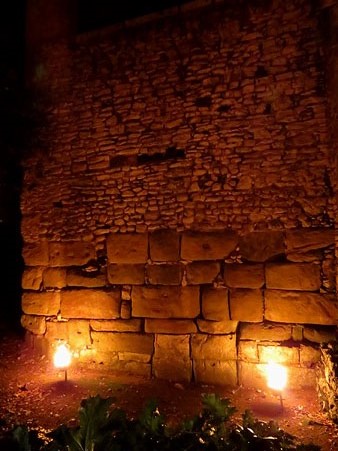 La Torre del Llamp, als Jardins dels Alemanys, il&middot;luminada pel foc