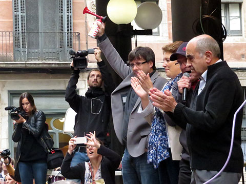 L'alcalde de Girona, Carles Puigdemont d&oacute;na la sortida, acompanyat d'Isabel Murad&agrave;s, regidoria d'Educaci&oacute; i Esports, i Josep Maria Nogu&eacute;, president de Girona Centre