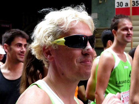 L'atleta Josep Llu&iacute;s Blanco, guanyador, entre d'altres de la Cursa de Sant Silvestre 2013, a la l&iacute;nia de sortida