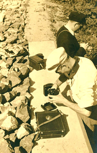 VII Festa del Pedal de Girona. Antoni Var&eacute;s reparant la c&agrave;mera en plena carretera. 6 de juny 1948