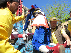 Festes de Primavera de Girona 2016. Penjada del Tarl&agrave;. La cercavila