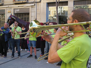 Festes de Primavera de Girona 2016. Cercavila de mulasses amb la Mula Baba i les Mulasses de Vilanova i la Geltr&uacute;