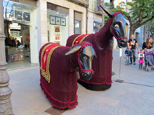 Festes de Primavera de Girona 2016. Cercavila de mulasses amb la Mula Baba i les Mulasses de Vilanova i la Geltr&uacute;