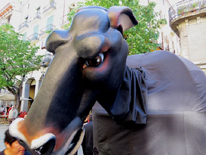 Festes de Primavera de Girona 2016. Cercavila de mulasses amb la Mula Baba i les Mulasses de Vilanova i la Geltr&uacute;