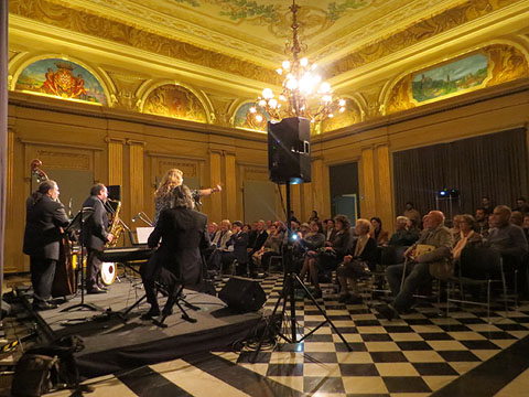 Actuaci&oacute; de la banda integrada per professors de l'Escola de M&uacute;sica Moderna de Girona (EMMG)
