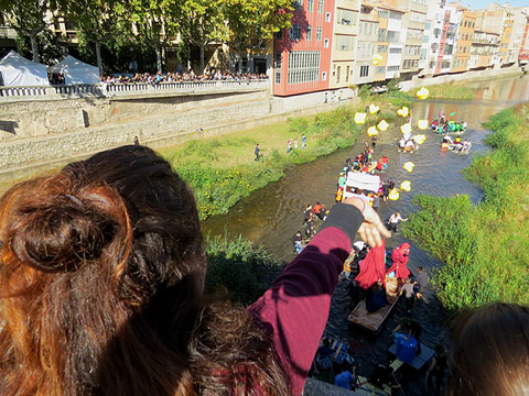 Llan&ccedil;ament d'aneguets de pl&agrave;stic des del Pont de Pedra