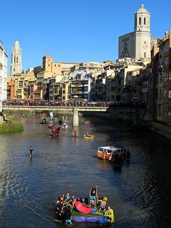 Les andr&ograve;mines passant pel Pont de Sant Agust&iacute;