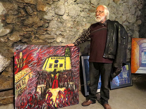 Llu&iacute;s Bosch Mart&iacute; preparant les obres de l'exposici&oacute; Gironacord 2015